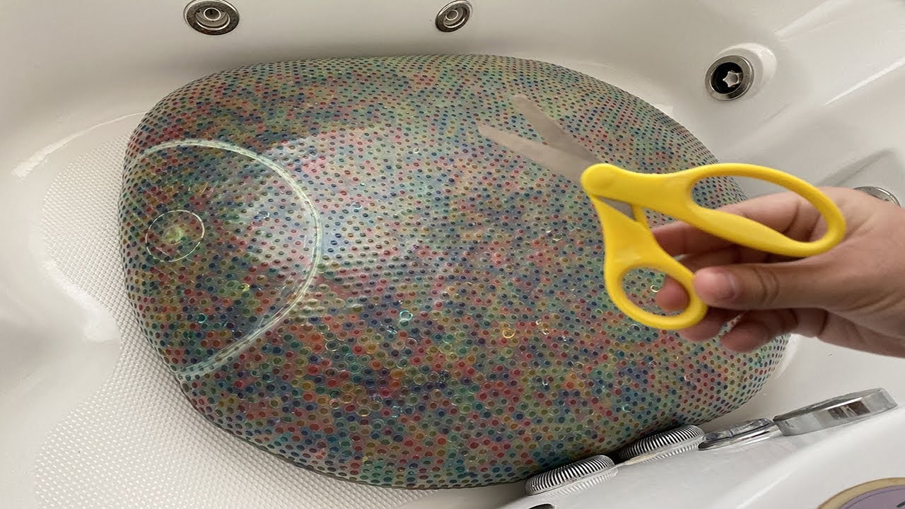 CORTEI A MAIOR E MAIS RESISTENTE BOLA ANTI STRESS DO MUNDO (O resultado foi incrível)