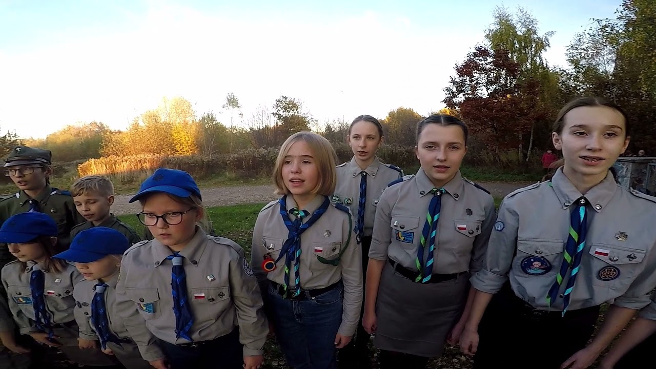 Muzyczny kolaż piosenki "Płonie ognisko i szumią knieje" w wykonaniu zuchów i harcerzy