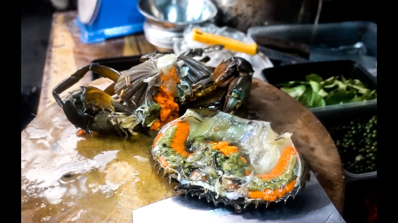 THAI FOOD / Cooking a live crab in Bangkok - Steamed Crab with Milk