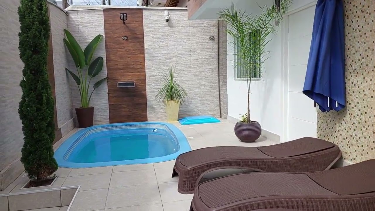 Área de banho com piscina pequena.