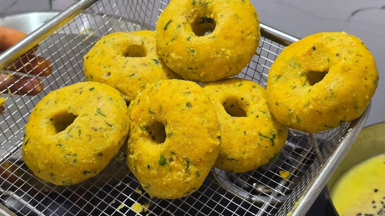 इतने दिन बाद जब सर्दी कम हुई तो बालों में लगाई पत्तियों वाली मेंहदी #@DeekshuKitchen #dailyvlog 