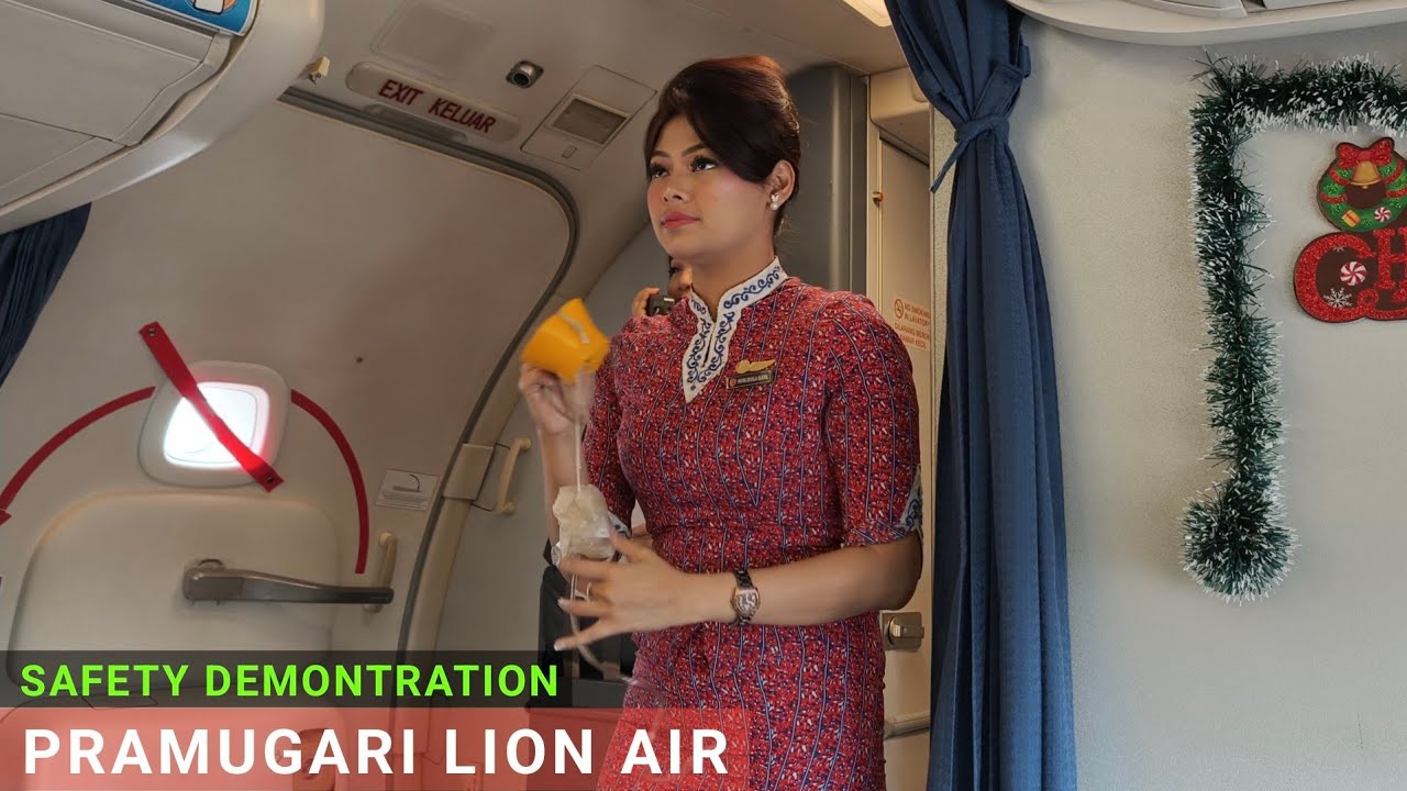 Pramugari Cantik Lion Air Lagi Safety Demonstrasi dalam Pesawat Boeing 737-900ER