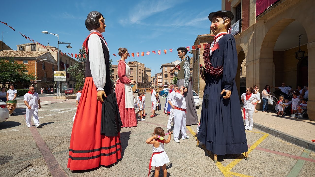 Gigantes de Lodosa (Navarra). Pasacalles y bailes en fiestas.
