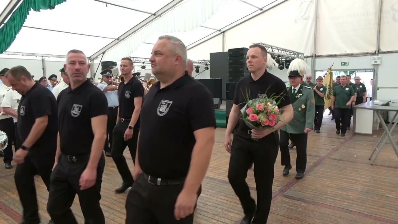Schützenfest in der Zollfeste Zons. Montagmorgen Einzug in das Festzelt
