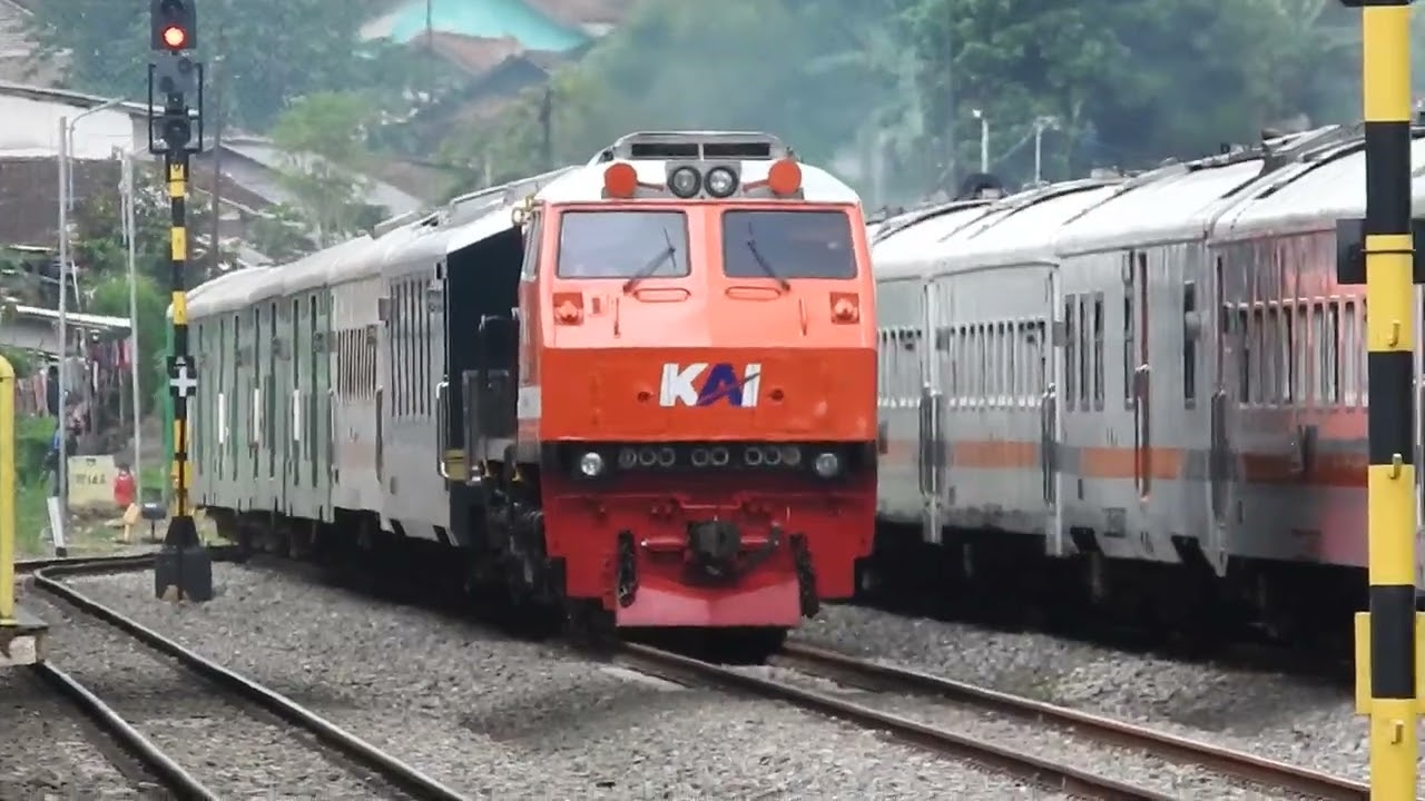 CC 201 , Aerodynamic Locomotive With Red And Blue Paint Scheme #keretaapiindonesia 