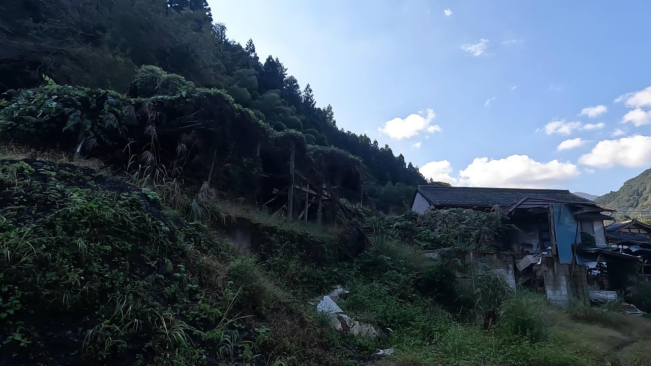 【群馬県甘楽町】まるで遺跡のような古民家廃墟が清流沿いに点在する