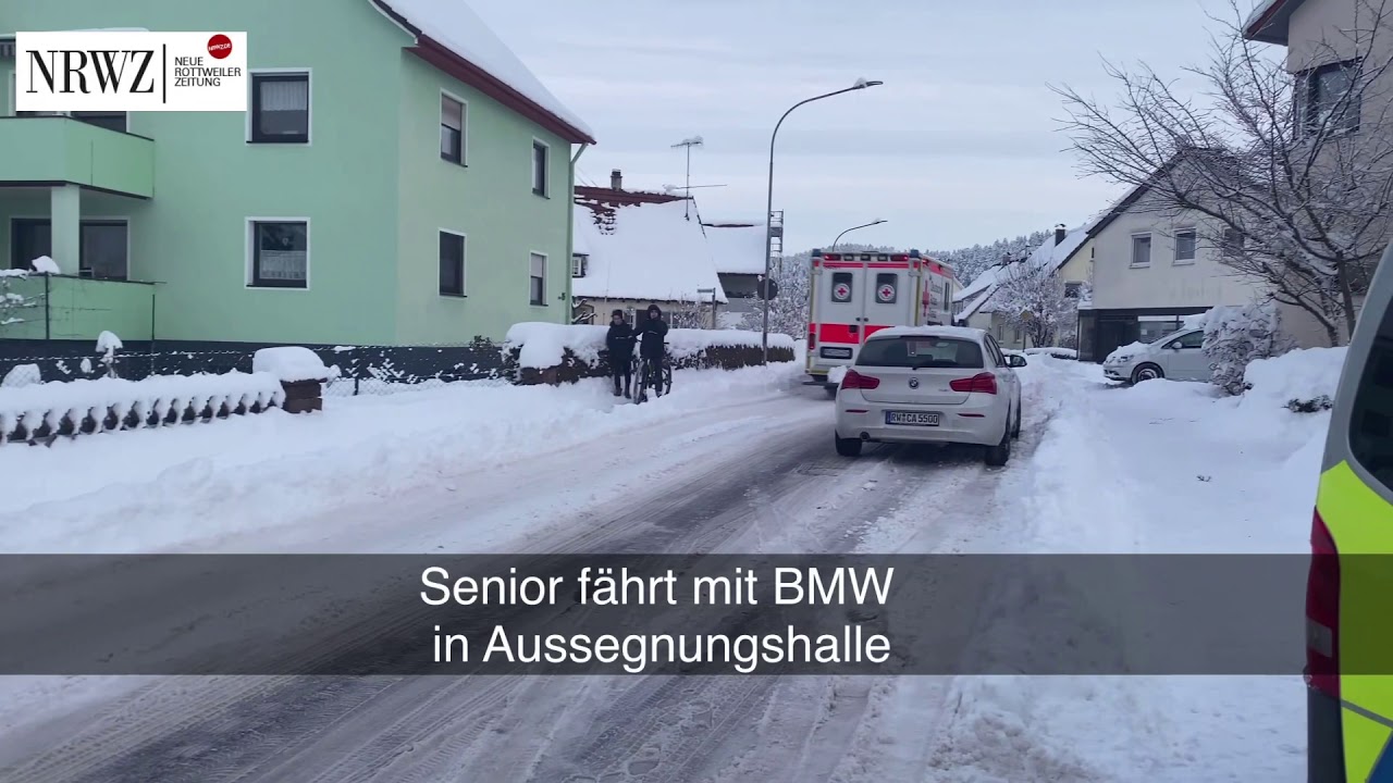 Senior fährt mit BMW in Aussegnungshalle in Deißlingen