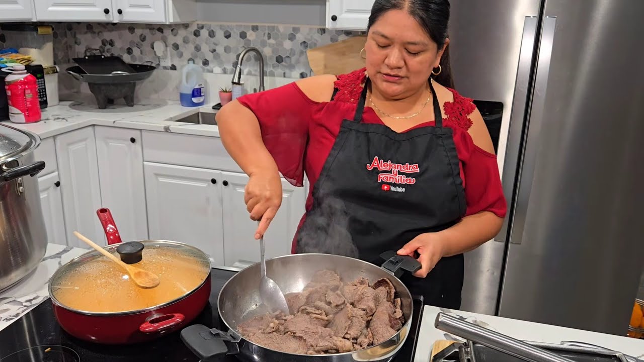 Preparando uno rico biste en salsa roja con un arroz 😋 