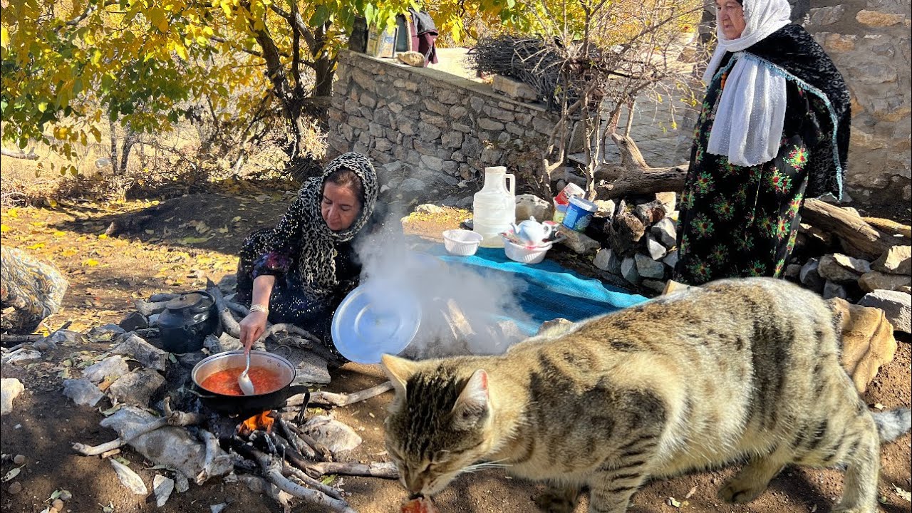 Mother and girl's life in the mountains_From feeding the cat to traditional cooking