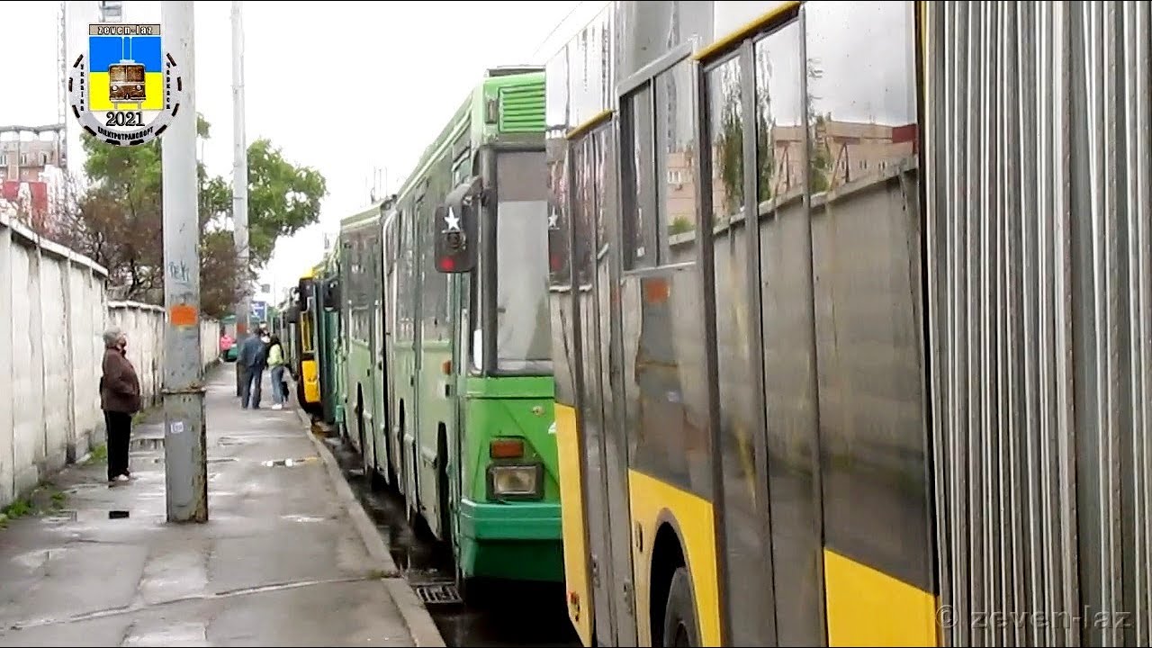 Киевский троллейбус- Ливень, залило дорогу возле рынка 