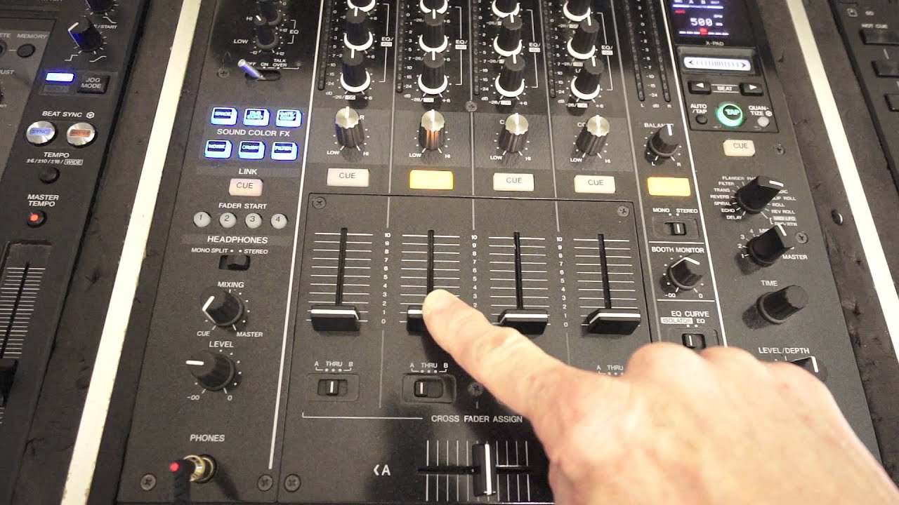 Урок диджеинга по микшированию только с использованием наушников от ELLASKINS THE DJ TUTOR