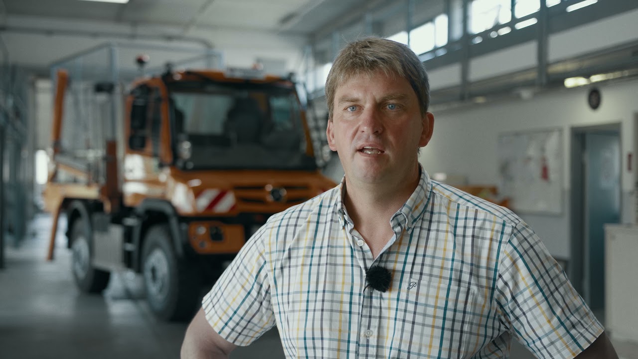 Der Mercedes-Benz Unimog ist im Bauhof Schwadorf das ganze Jahr im Einsatz.