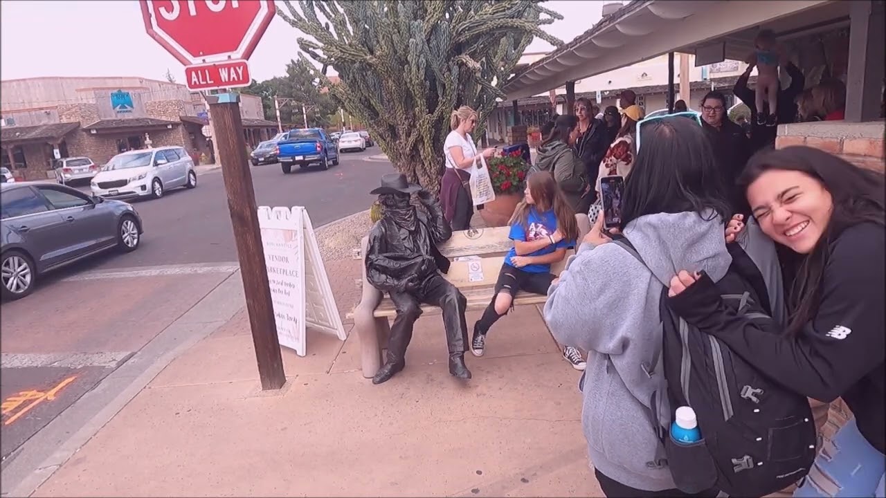 Bronze Cowboy's funny illusion surprises everyone!