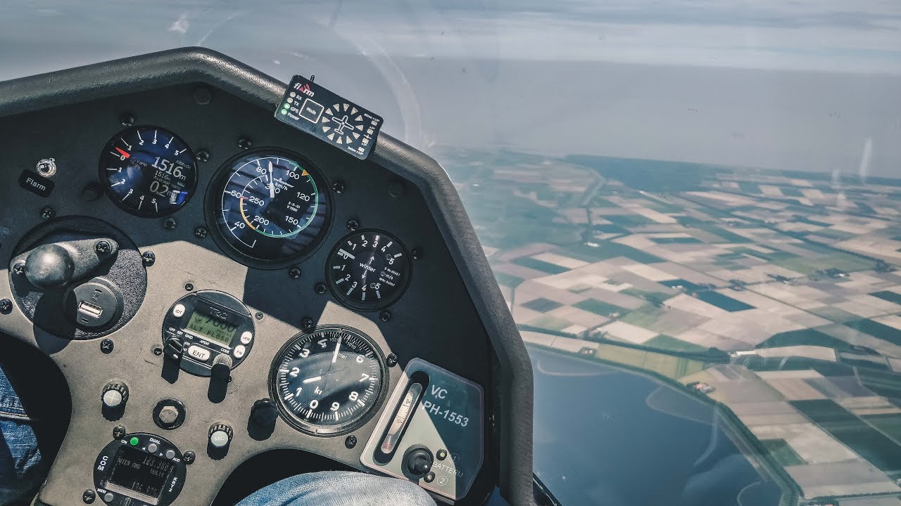 Discus B segelflug/glider flight over the Netherlands. zweefvliegcentrum noordkop