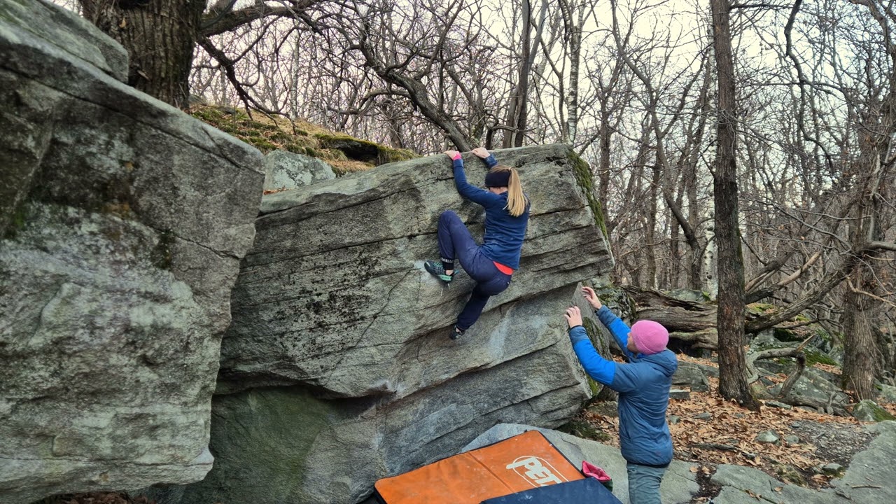 Seppi's boulder, Chironico, 7a (two beta's)