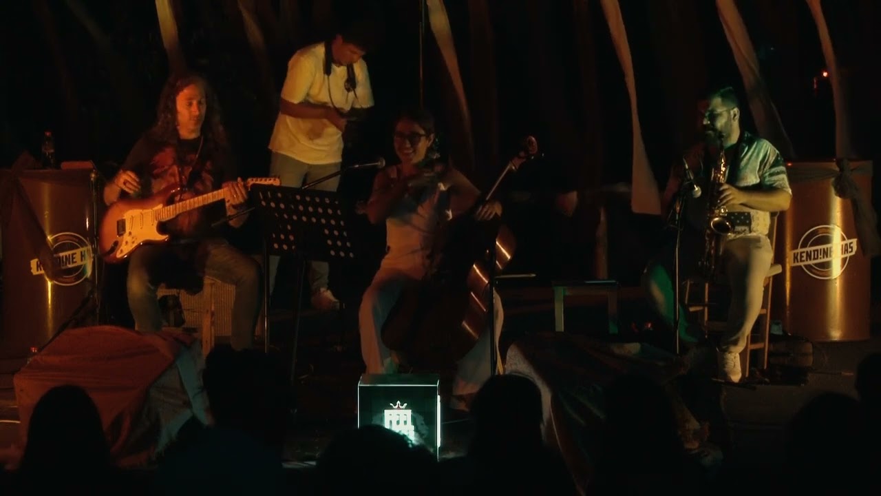 ADASU AKIN FOÇA'DA SANAT TARLASI'NDA SEVENLERİYLE BULUŞTU.