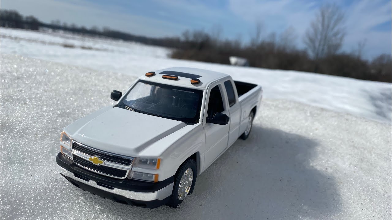 The new 06 Chevy Cateye  duramax build ￼1:24 scall