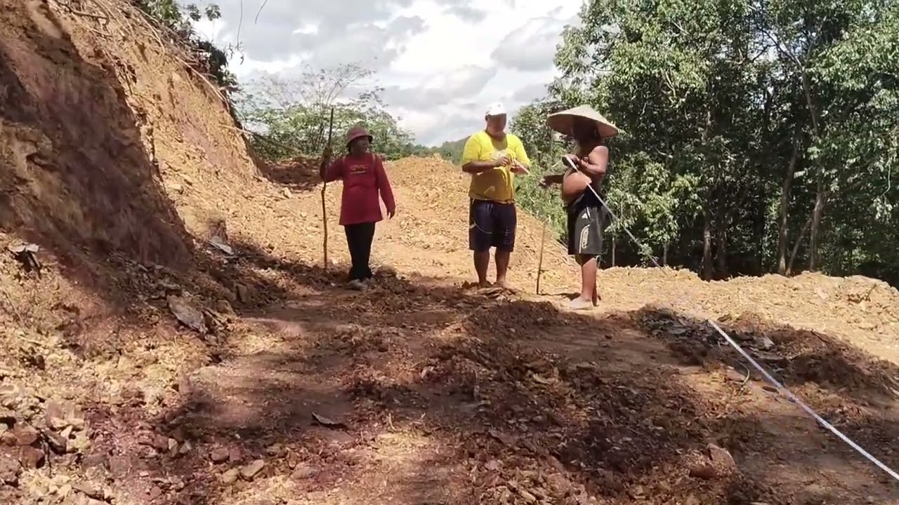 Memasang bubu ikan di sungai dan .....