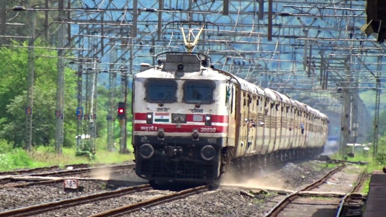 5 Speeding Trains in 5 Minutes at Malavli Station
