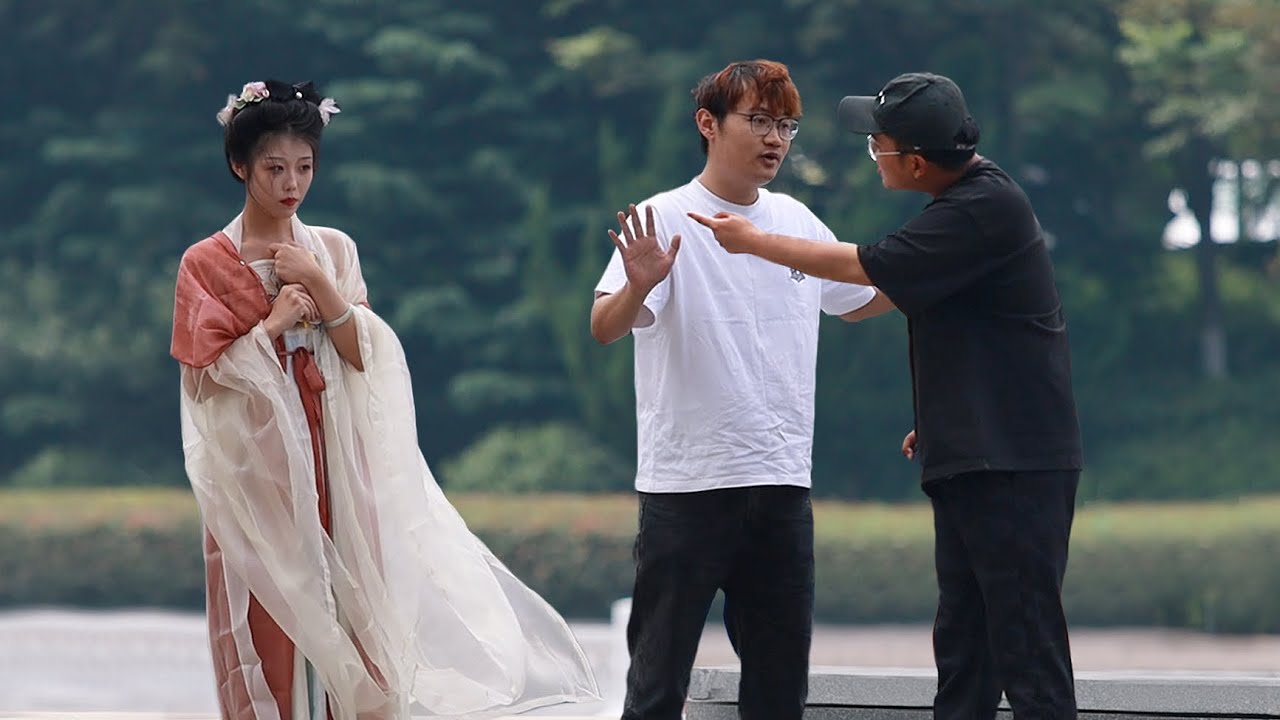 Girl Dressing in HanFu Is Scolded in Public | Social Experiment “你瞎吗”女生穿汉服被错认成和服遭到当众辱骂，路人看不下去了