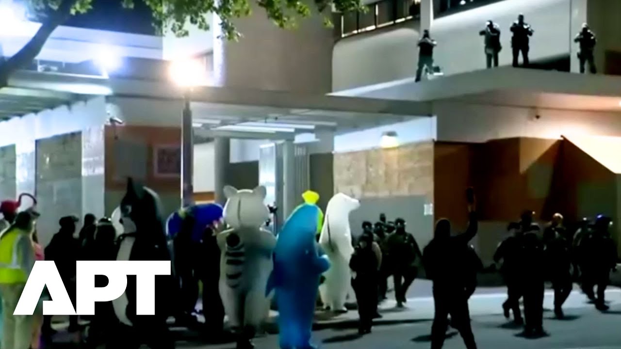 ВИДЕО: Полиция противостоит протестующим в костюмах животных в центре ICE в Портленде | APT