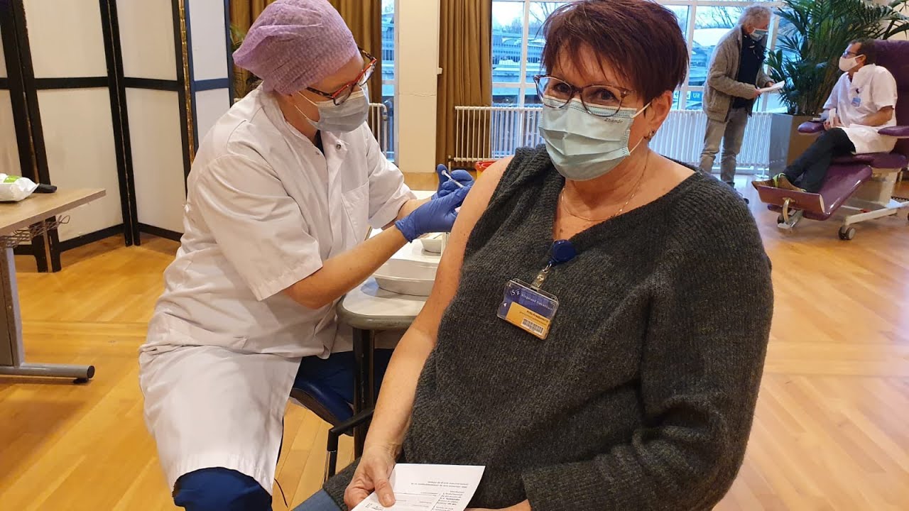 Eerste vaccinatie tegen coronavirus van Achterhoek uitgevoerd in Slingeland Ziekenhuis