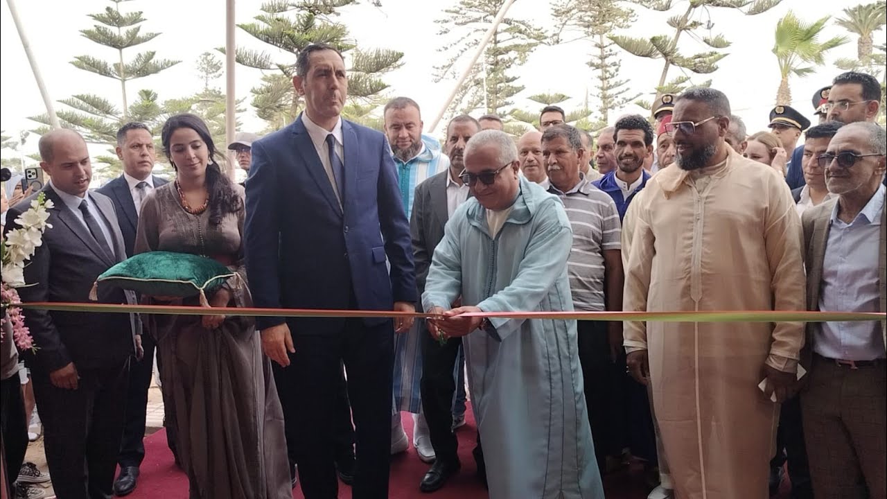 عامل إقليم الصويرة ورئيس غرفة الصناعة التقليدية لجهة مراكش ٱسفي يشرفان على افتتاح المعرض الجهوي.