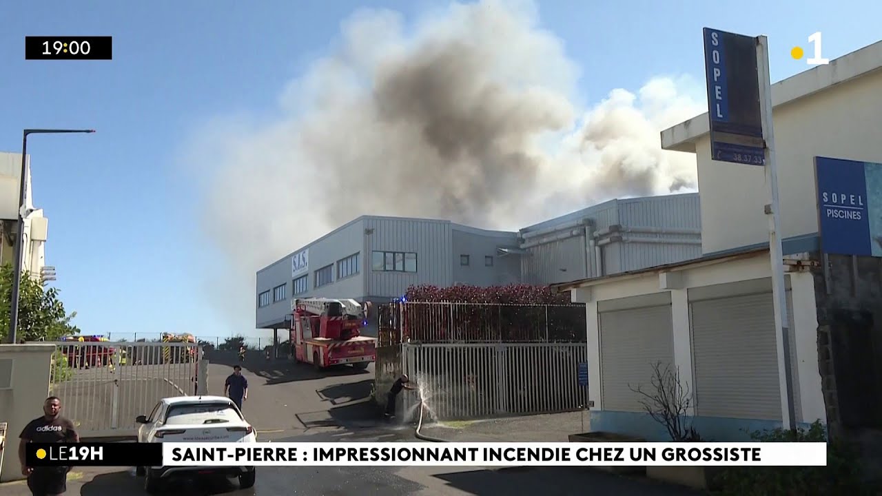 Spectaculaire incendie d'un grossiste à Saint-Pierre
