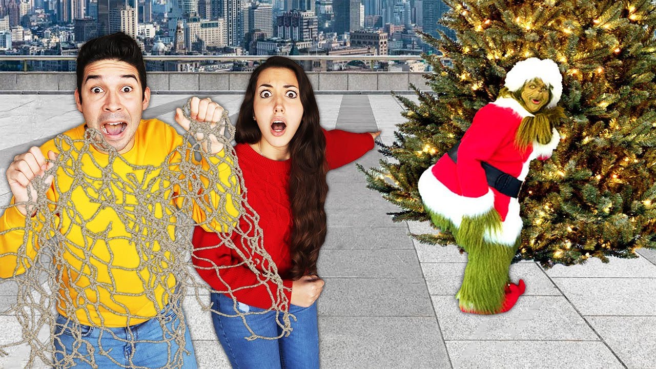 FERMIAMO IL GRINCH MENTRE DISTRUGGE L’ ALBERO DI NATALE GIGANTE IN UNA CITTÀ DI NATALE!