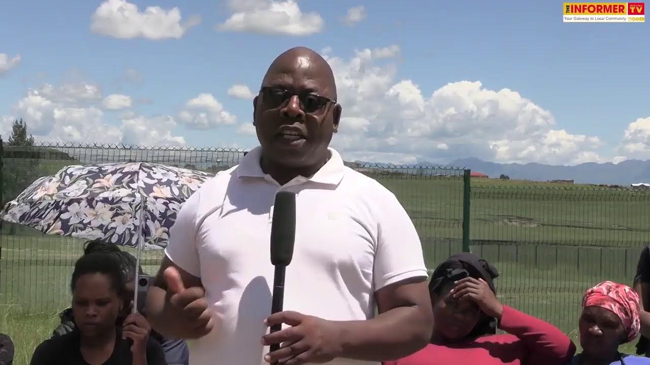 Parents at Ntabazijongene JSS at Hlomendlini, Matatiele, blocked the school gate this morning