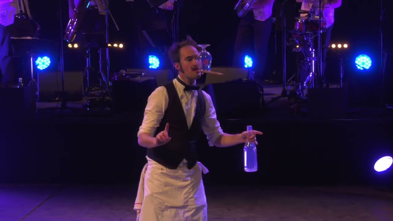 Serveur jongleur gentleman Longshow