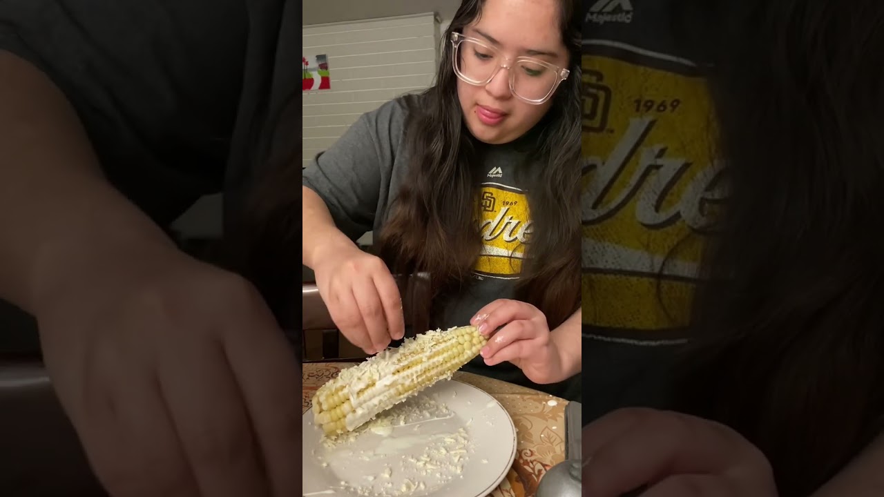 Preparándome un elote/Preparing an elote