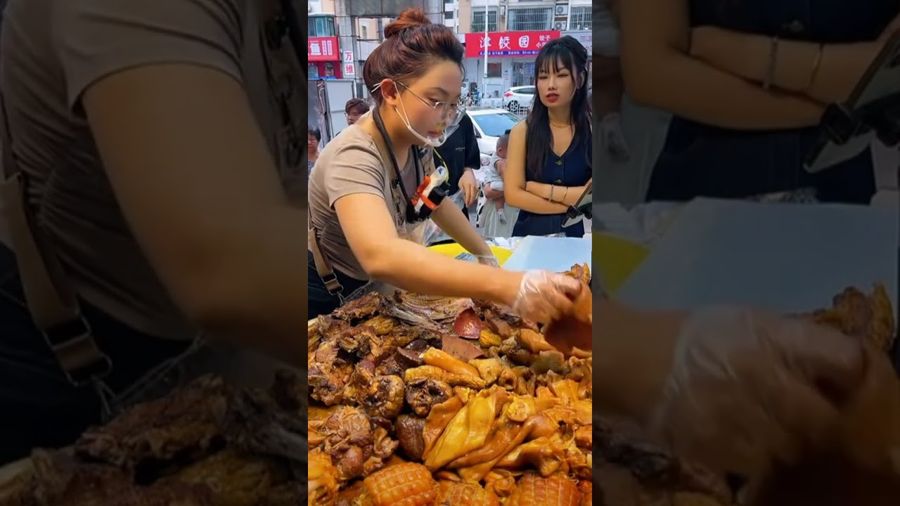 From morning till night: The non-stop service of a street-side braised food stand