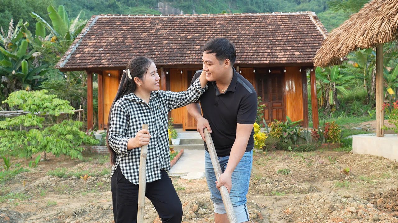 After stressful working hours, Doctor Long returned to Tu Yen to share the daily work. L&yacute; Tử Yến