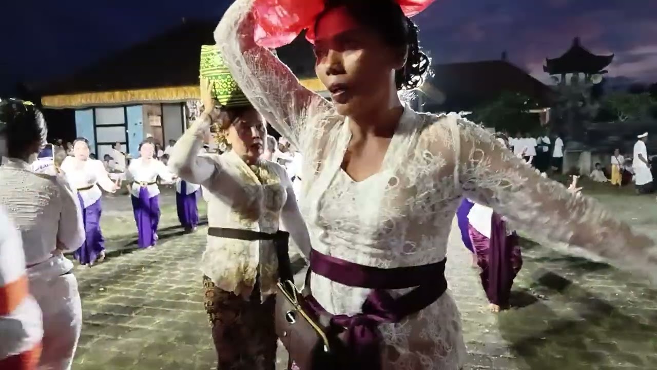 Rejang Teratai Putih ring Pujawali Pura Ratu Ngurah Ds. Selanbawak, Kec. Marga