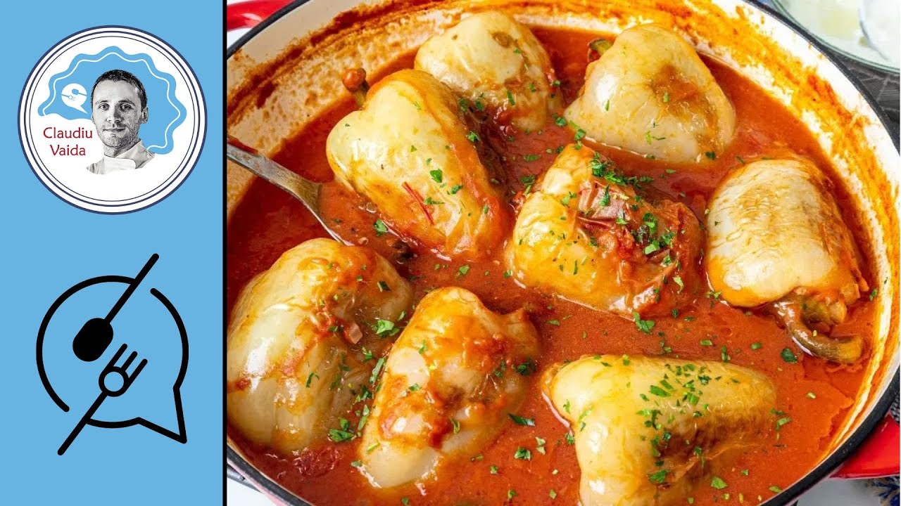 Перец, фаршированный мясом, запеченный и приготовленный в томатном соусе
