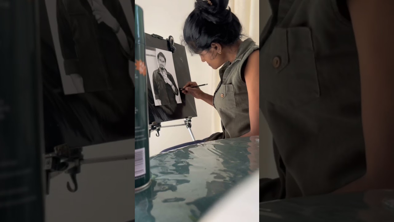 #ARTRAINartexhibition2026 මුල් දවස් 2 මතක අපිට හරිම ලස්සනට ඡායාරූපගත කරල දීපු කෙනා තමයි මේ. ❤️🎨