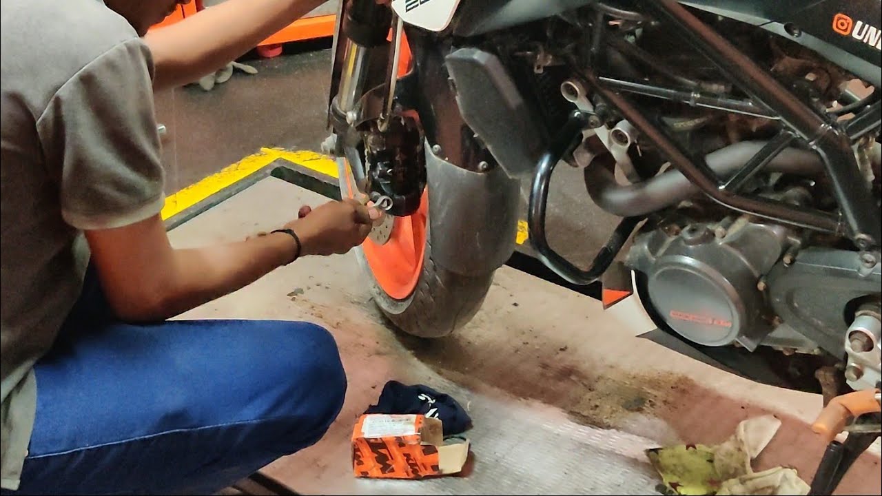 Brake pad changing | Duke 200 | தமிழ் |