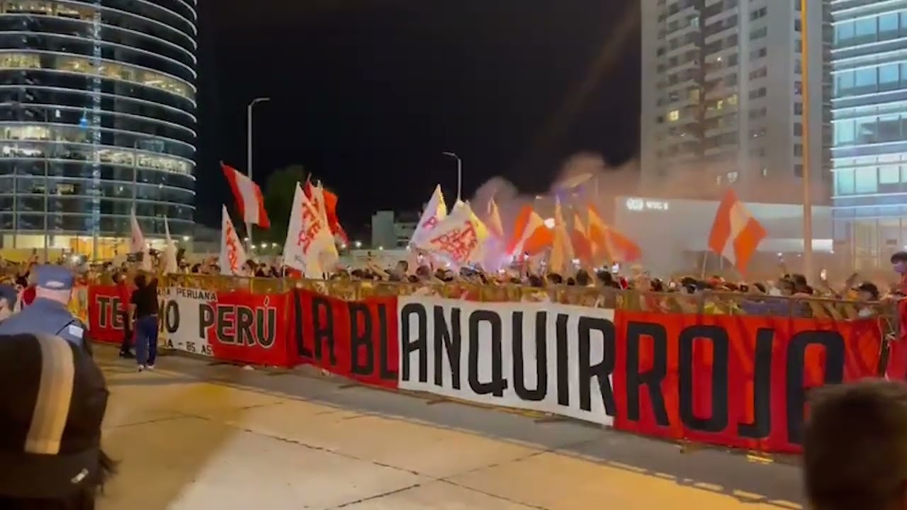 URUGUAY vs PERÚ - ¡BANDERAZO de los HINCHAS DE LA BLANQUIRROJA en MONTEVIDEO!
