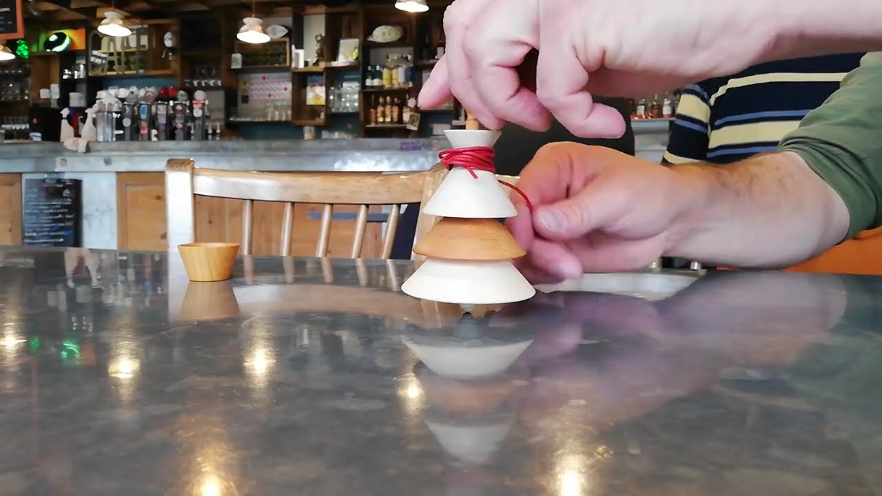 Comment lancer ce jeu de toupie en bois avec ficelle, fil ? #jeux #artisanat #fabricationfrancaise