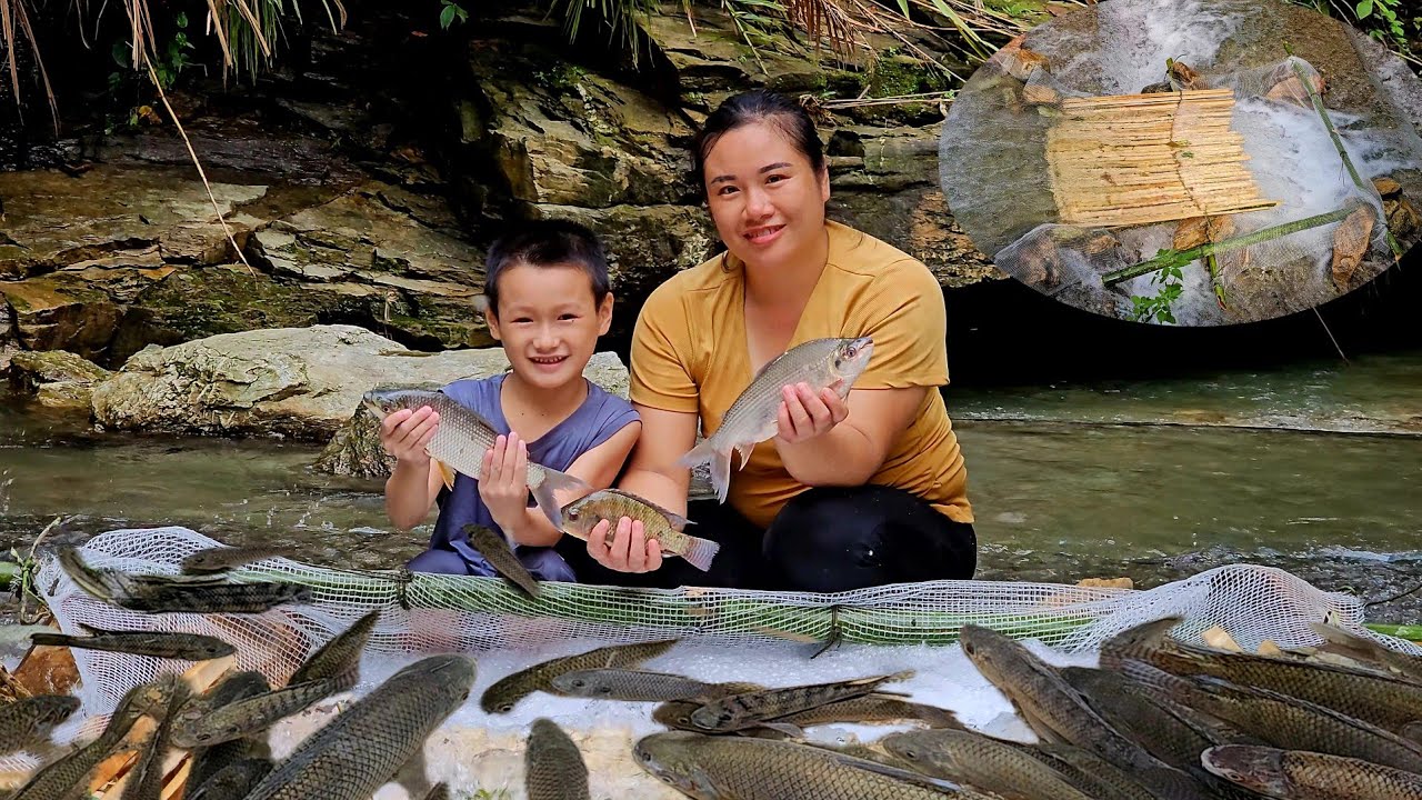 Mother took her son fishing, learning how to survive - Life from nature