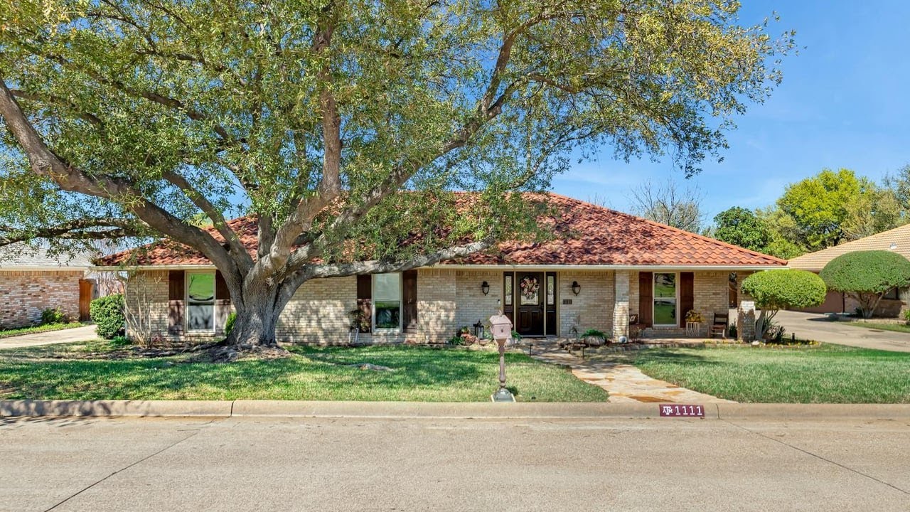 1111 Berkshire Ct, Trophy Club, TX