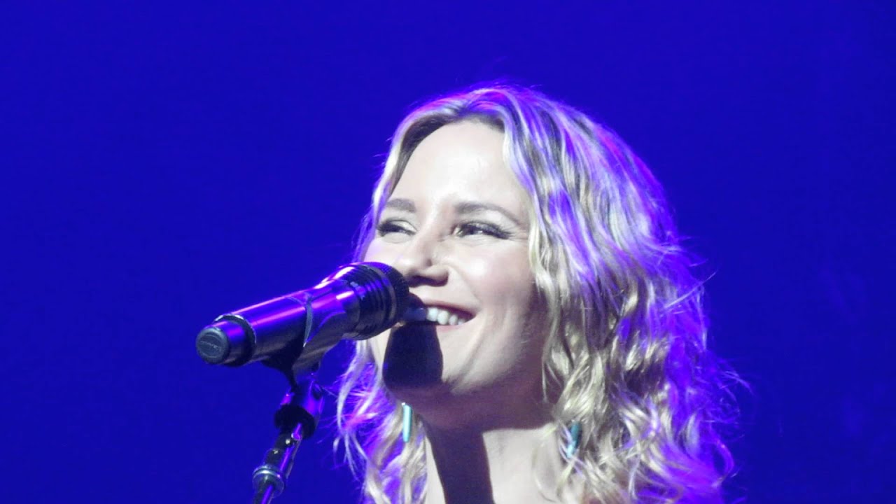 Jennifer Nettles - 