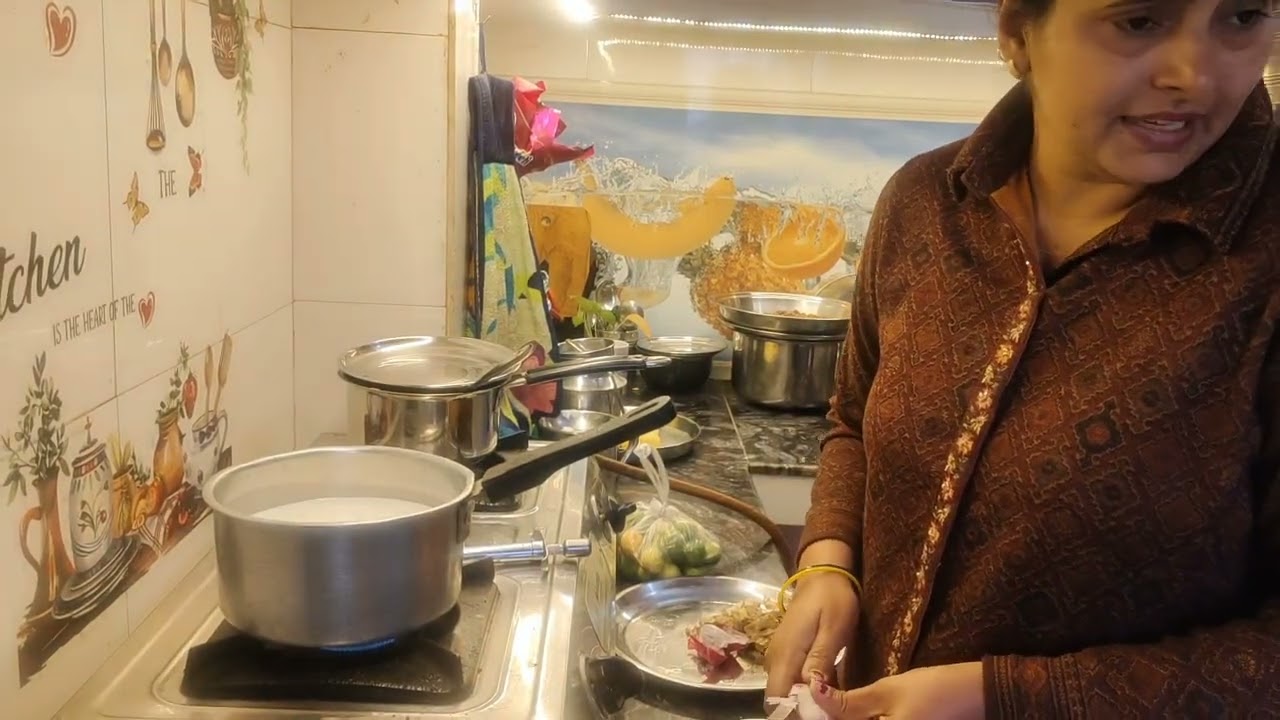 आलू के पराठे 😋 कोई इनके स्कूल वालो से बोलो छुट्टियां ना करे इतनी 🤣🤣