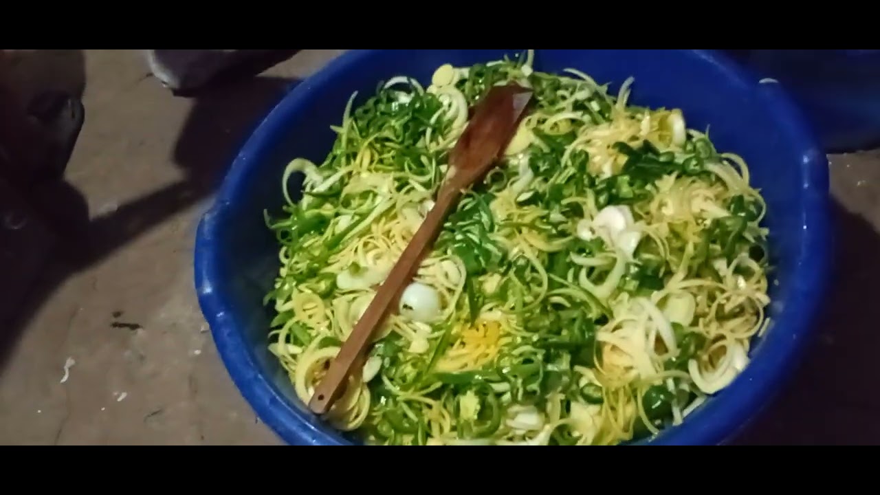 La tía lidia empieza con los preparos de la comida para una boda
