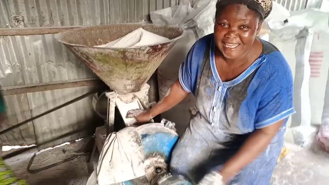 #Dagombawomen #Powerfulwomen  A DAGOMBA WOMAN OPERATING A CORN MILL MACHINE