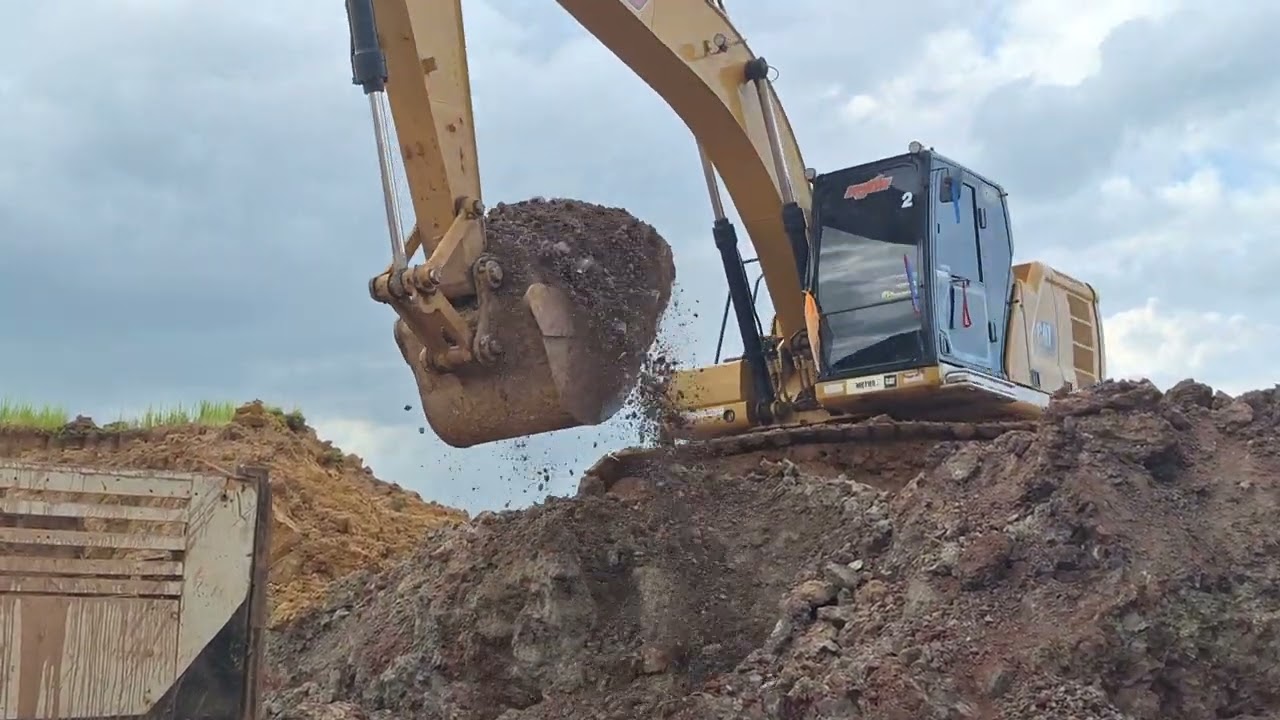 CAT 320GC เจอดินดานจัดให้ดูยีนที่สูงดั้มสิบล้อราชาบ่อดินฟูโซ่ตั้งรับชมไปบ่นไป excavator and truck