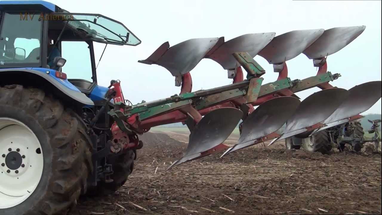 Tandempfl&uuml;gen Valtra T170 und New Holland TM135 ~ Maisstoppeln Pfl&uuml;gen 2013