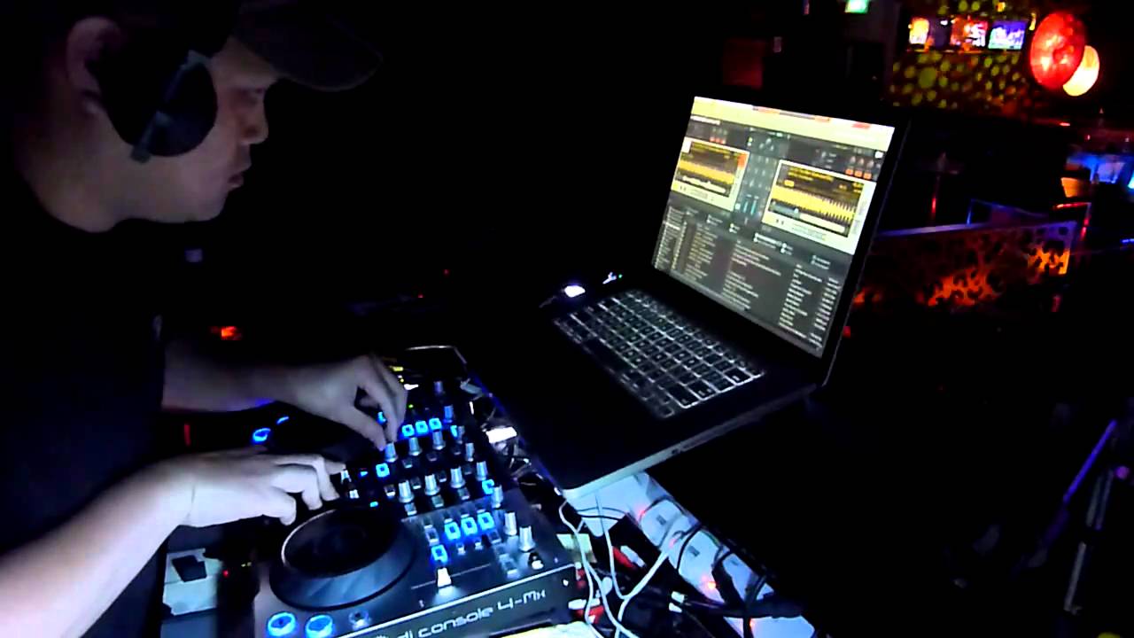 Hercules 4-MX with Traktor Scratch Pro, LIVE Short Demo by DJ JamzZ (James Lee)