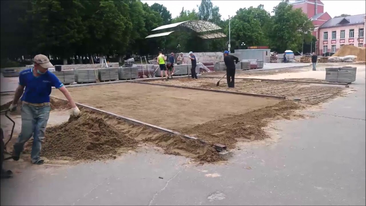 Тротуарную плитку прямо на асфальт укладывают. Какого хрена?!..